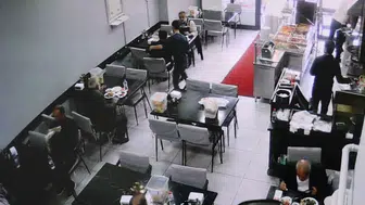 Heimlich manevrası ile boğulma tehlikesi atlatan yaşlı adam yemeğe devam etti