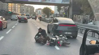Avcılar'da motosiklet otomobille çarpıştı, sürücü vatandaşların yardımıyla kurtuldu