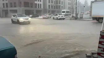 Besni'de sağanak yağış cadde ve sokakları göle çevirdi