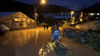Mersin'de sağanak yağış sokakları göle çevirdi