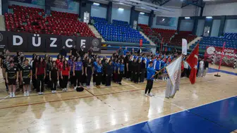Düzce'de okul sporları yeni sezona Bahçeşehir Spor Salonu'ndaki törenle başladı