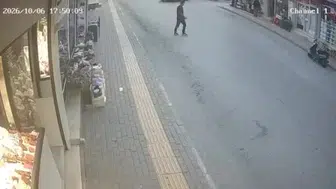 Bursa'da Tofaş otomobil yayaya çarptı, kaza anı kamerada görüntülendi