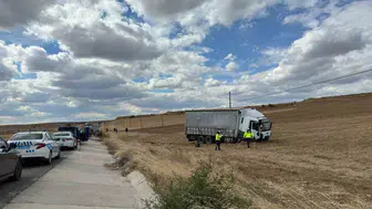 Uşak’ta kamyon ile otomobil çarpıştı: 3 ölü, 1 yaralı