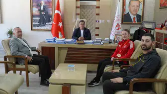 İl müdürü Öztürk, Avrupa Şampiyonu Nurbade Büber’e ödül takdim etti