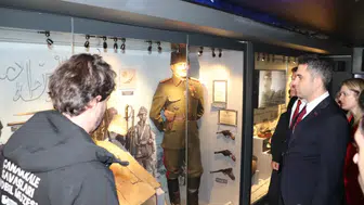 Çanakkale ruhunu taşıyan mobil müze tırı Selendi'de ziyarete açıldı