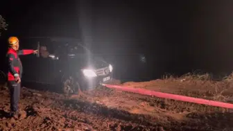Kilis’te çamura saplanan araçlar ekiplerce kurtarıldı