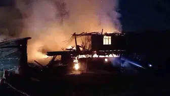 Kastamonu'da iki katlı ahşap ev alevlere teslim oldu