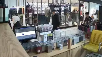 Elazığ'da beğendiği parfümü cebine atıp uzaklaşan çocuk kamerada