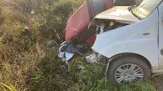 Tarsus'ta hafif ticari araçla çarpışan otomobil kanalete düştü: 1 ölü