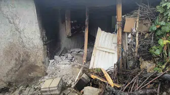Çatak’ta yamaçtan kopan kaya bir evin üzerine düştü