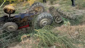 Devrilen traktörün altında kalan çiftçi Selçuk Şimşek hayatını kaybetti