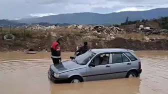 Hatay'da itfaiyeci, göle dönen yolda mahsur kalan çocuğu kurtardı