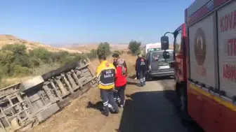Elazığ'da tır şarampole devrildi, 1 kişi yaralandı