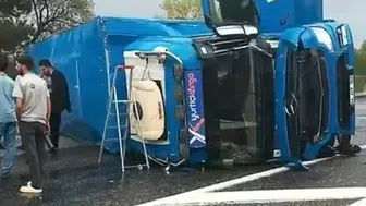 Elazığ'da kargo tırı devrildi, bir kişi yaralandı