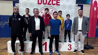 Düzce'de cumhuriyet coşkusu tatamiye taşındı: 185 karateci yarıştı