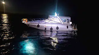 Marmaris'te kayalıklara çarpan teknedeki iki kişiyi Sahil Güvenlik kurtardı