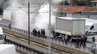 Sultangazi'de seyir halindeki kamyonda yangın çıktı