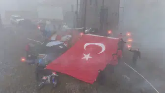 Türk bayrağı Kartepe'de elden ele zirveye taşındı