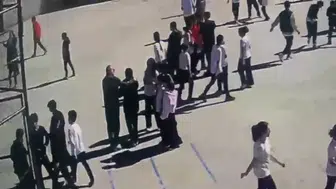 Öğretmenin hayat kurtaran manevrası güvenlik kamerasında kaydedildi