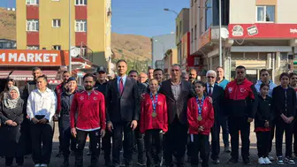 Balkan şampiyonları Reyhan Akdağ ve Tenzile Sude Altan Çamardı'da karşılandı