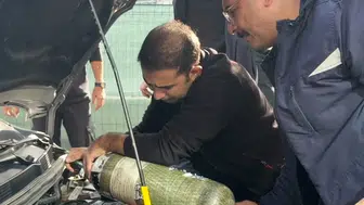 Aksaray'da motor kısmına giren kedi oksijen gazı ile kurtarıldı