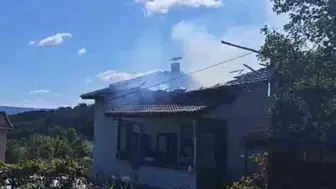 Karabük'te çatı yangını itfaiye tarafından kontrol altına alındı