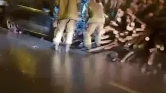 Diyarbakır’da otomobil kerestelere çarptı: 2 yaralı