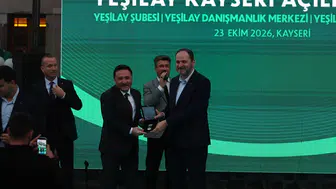 Vali Gökmen Çiçek'e Yeşilay'dan Üstün Hizmet Madalyası verildi