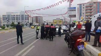 Şanlıurfa'da yolun karşısına geçmeye çalışan çocuğa otomobil çarptı