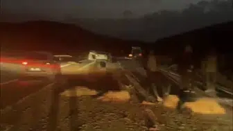 Yüksekova'da koyun sürüsüne çarpan otomobilde 4 kişi kurtuldu