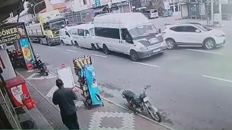 Nevşehir’de tırın neden olduğu zincirleme kaza güvenlik kamerasında görüntülendi