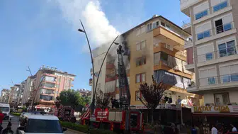 Antalya'da 5 katlı binada yangın: Mahsur kalan 4 kişi kurtarıldı