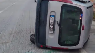 Karabük'te refüje çarparak devrilen otomobildeki yolcu yaralandı