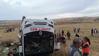 Afyonkarahisar'da midibüs devrildi, 25 kişi yaralandı