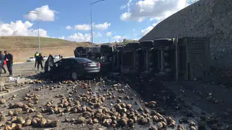 Ağrı'da tır ile otomobil çarpıştı: 4 kişi hayatını kaybetti