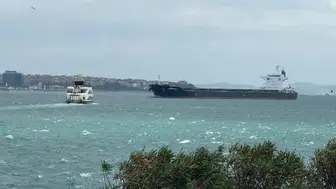 İstanbul Boğazı’ndaki gemiler şiddetli rüzgar nedeniyle zor anlar yaşadı