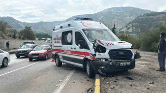 Burdur’da ambulansın karıştığı trafik kazasında 7 kişi yaralandı