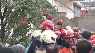 Maltepe'deki çökme olayında ekipler bir kişiyi kurtardı