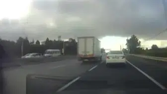Arnavutköy'de seyir halindeki hafriyat kamyonu devrildi