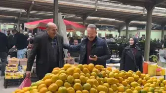 Ardahan Valisi Ömer Hilmi Yamlı eşiyle birlikte semt pazarını gezdi