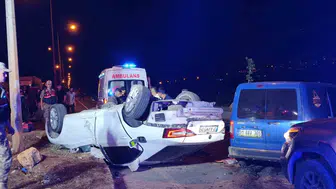 Kazada takla atan otomobil 2 tır sürücüsüne çarparak devrildi: 6 yaralı