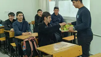 Öğrenciler, öğretmenlerine sağlıklı besinler ikram etti