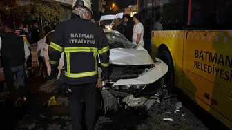 Batman'da kontrolden çıkan otomobil belediye otobüsüne çarptı: 2 yaralı