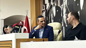 Çiğli Belediye Meclisinde başkana su şişesi fırlatıldı
