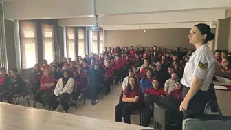 Manisa'da öğrencilere siber zorbalık semineri verildi
