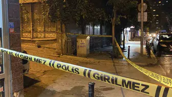 Zeytinburnu'nda sokak ortasında silahlı çatışma: Kurşunlar ev ve iş yerlerine isabet etti