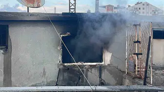 Karaman'da apartmanın çatı katında yangın çıktı, vatandaşlar izledi