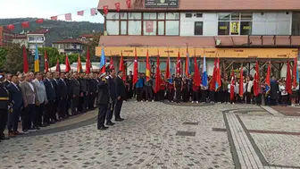 Devrek'te 29 Ekim Cumhuriyet Bayramı kutlamaları çelenk sunumuyla başladı