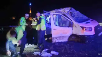Manisa'da yağışlı yolda kontrolden çıkan otomobil takla attı: 4 yaralı