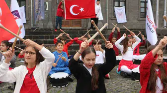 Diyarbakır'ın tarihi sokaklarında 103. yıl Cumhuriyet yürüyüşü